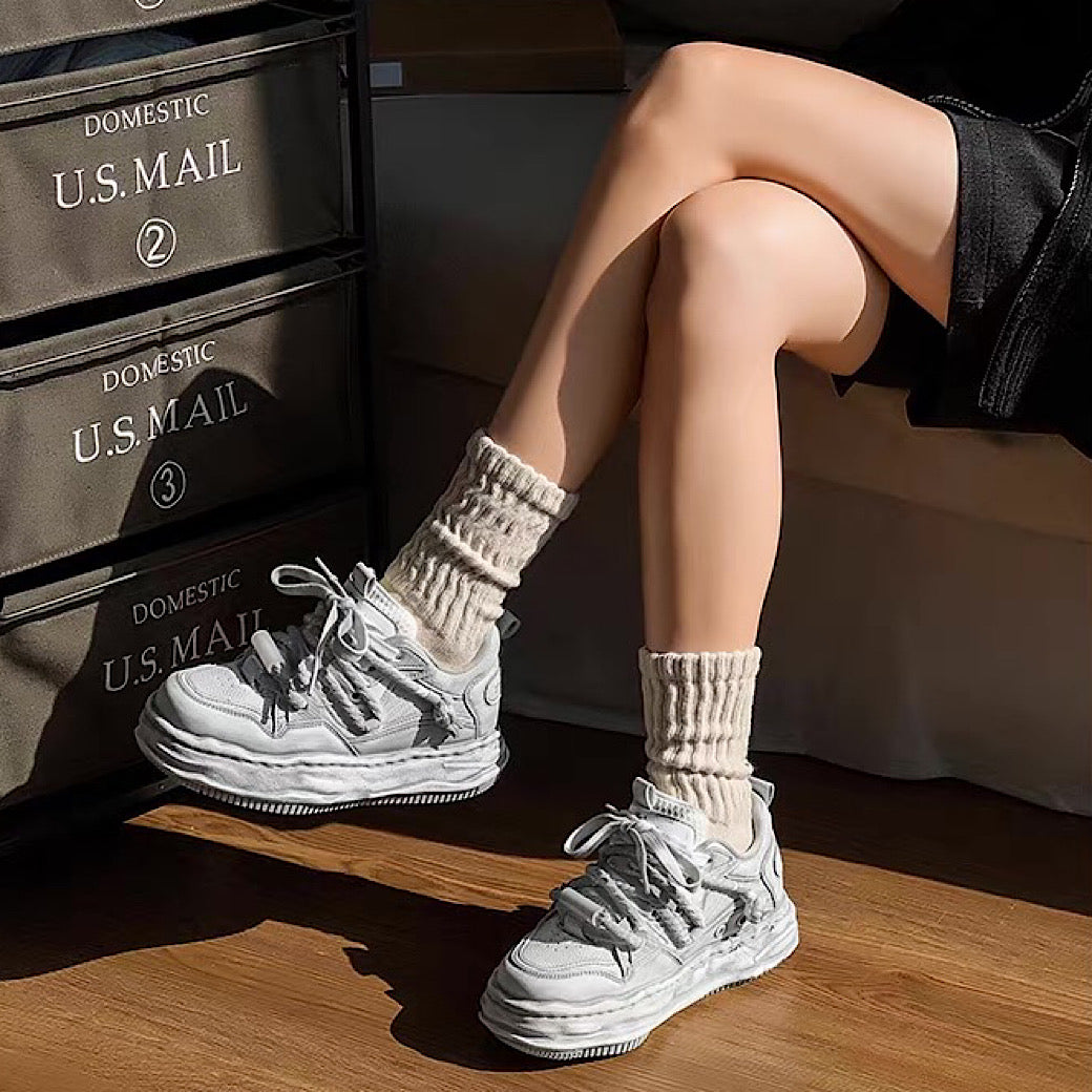 Gray stained design platform sneakers