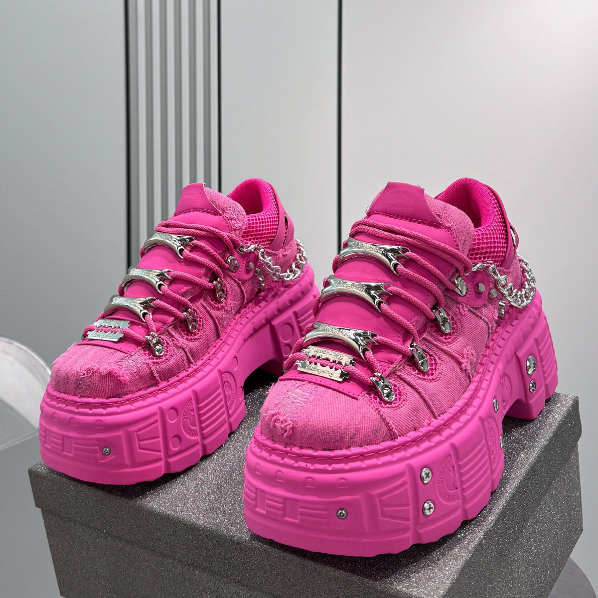 Chain Studs Damage Platform Sneakers WN24643