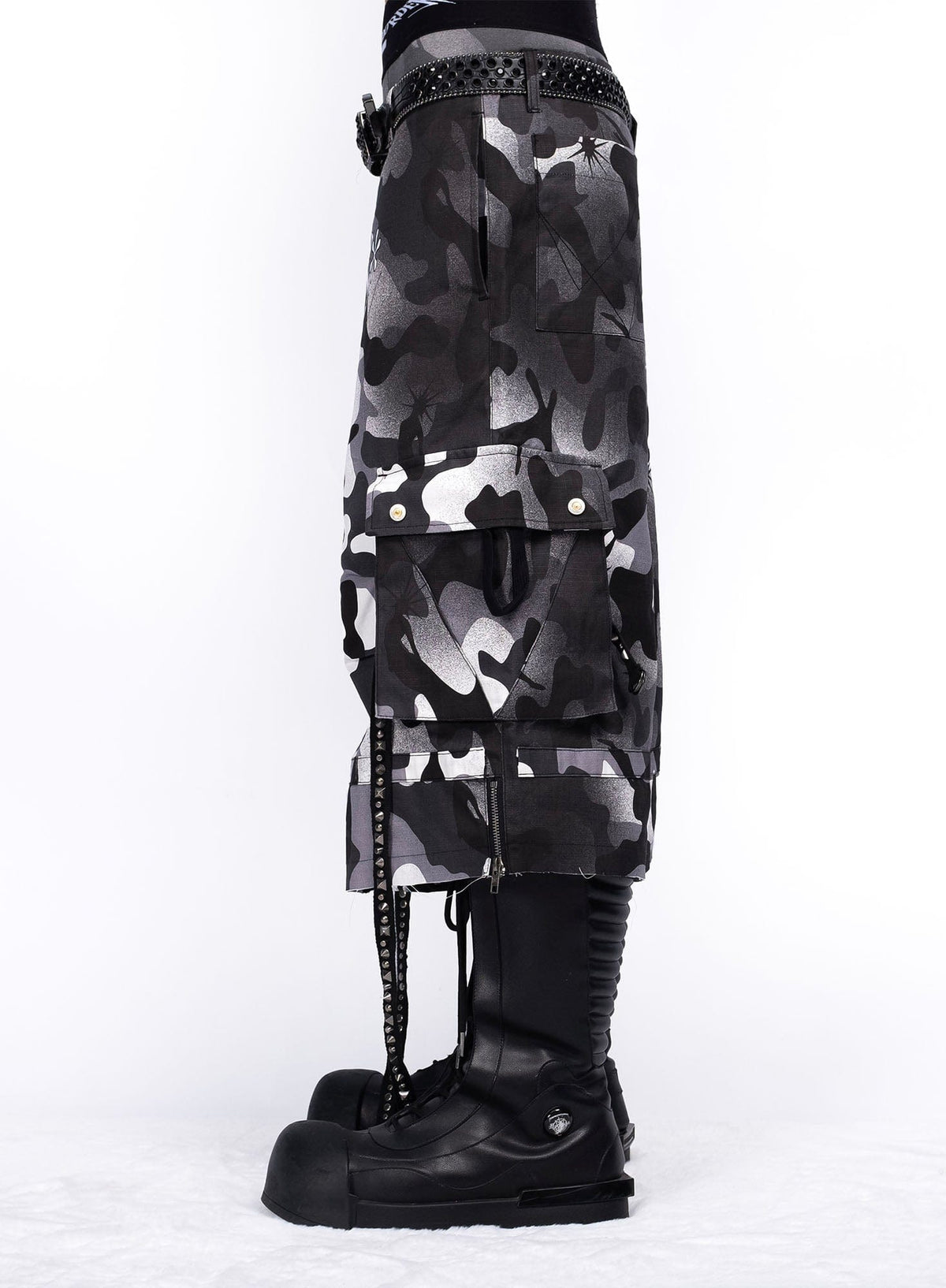 FVVO Distressed Rivet Strap Cargo Shorts Camo