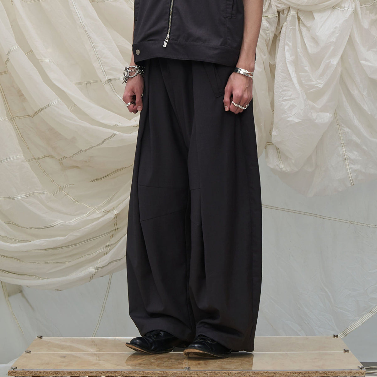 RELABEL Pleated Drawstring Curved Wide-Leg Trousers