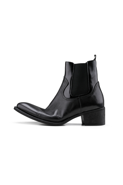 Pointed Toe Chelsea Boots