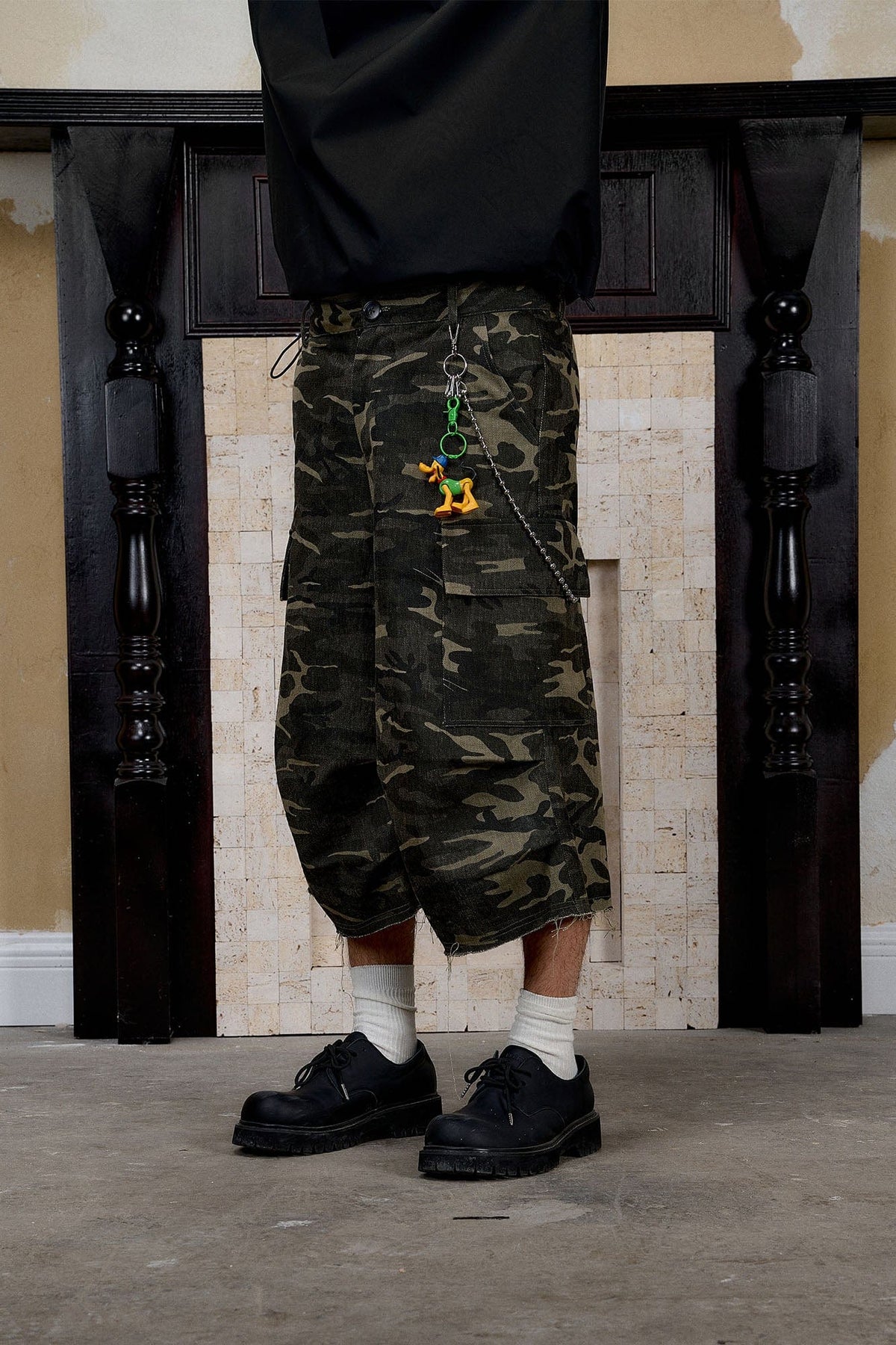 DONSMOKE Camo Multi-Pocket Raw-Edge Curved Shorts