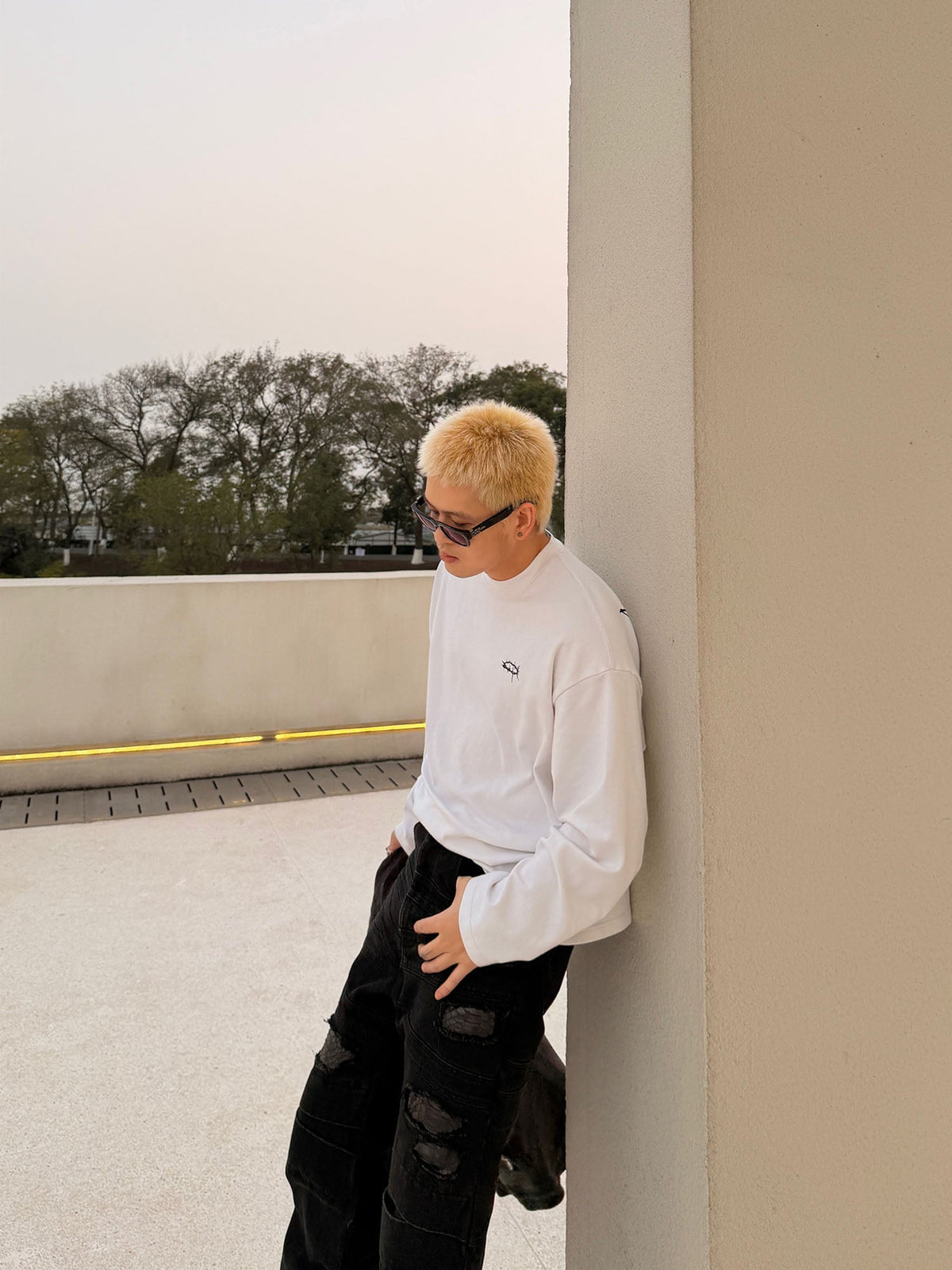 UNDERWATER Thorn Ring LOGO Long-Sleeve Tee White