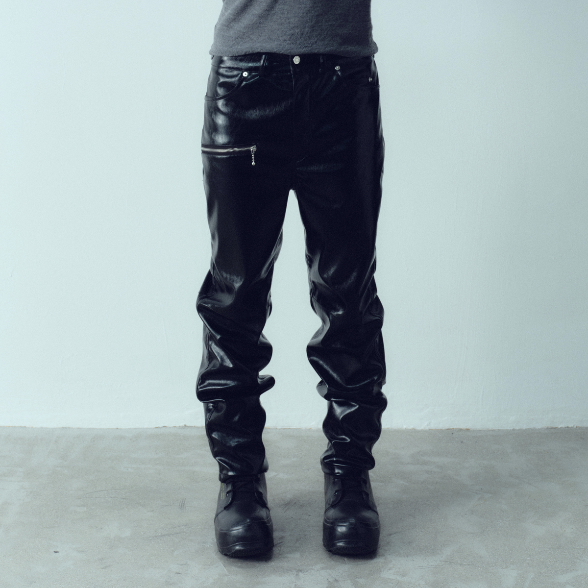 KADAKADA Glossy PU Straight-Leg Pants