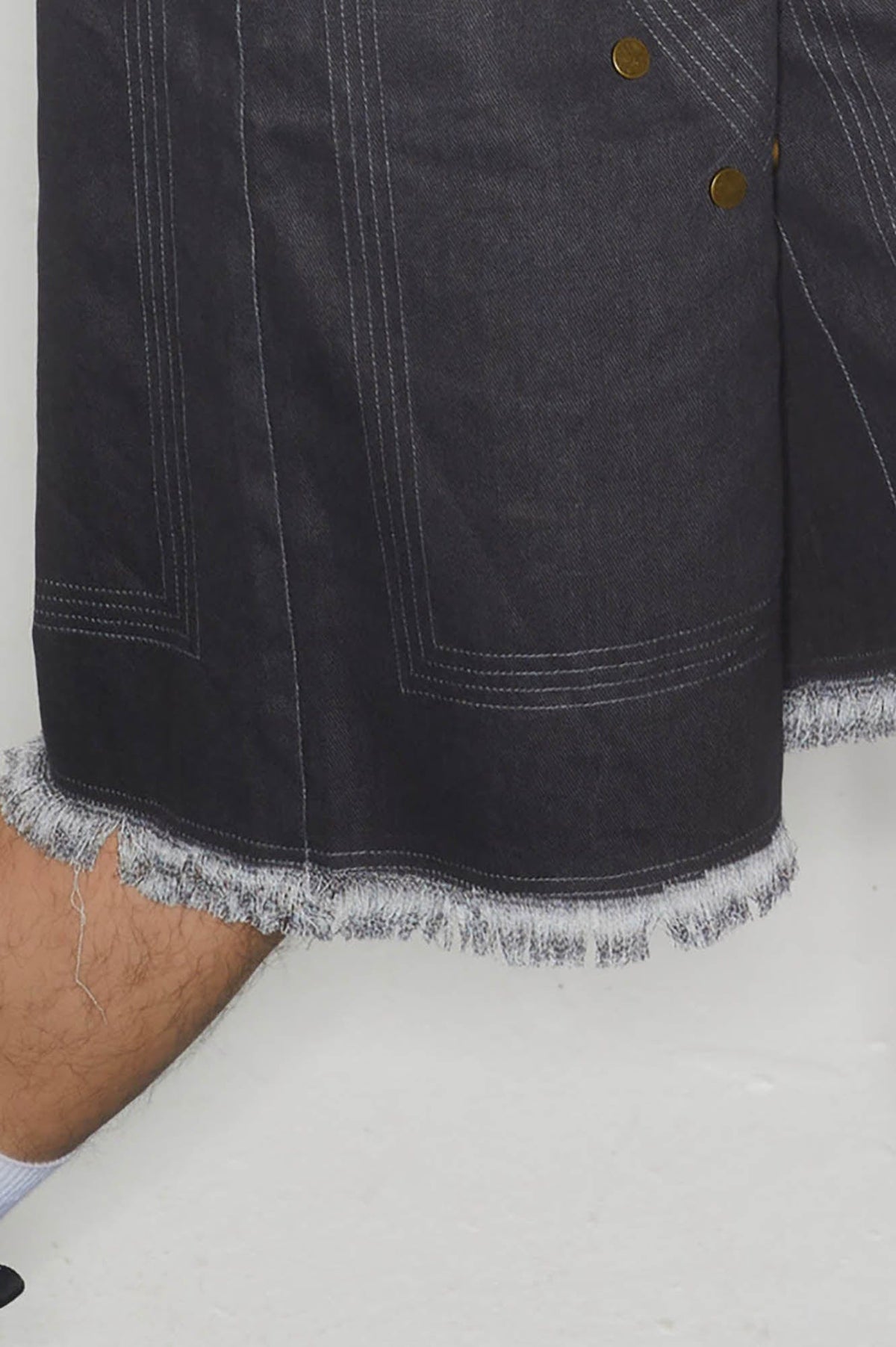 KADAKADA Rivet Raw Edge Shorts