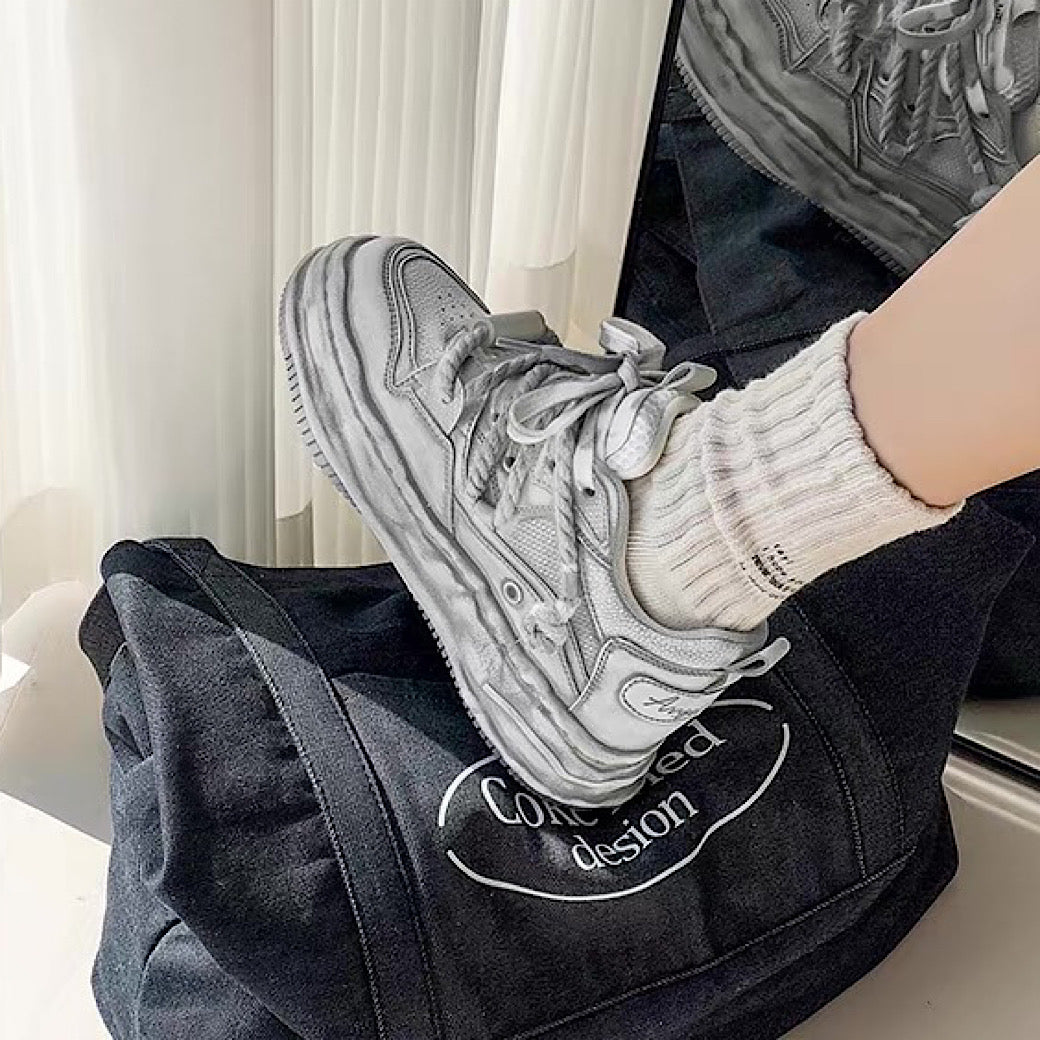 Gray stained design platform sneakers