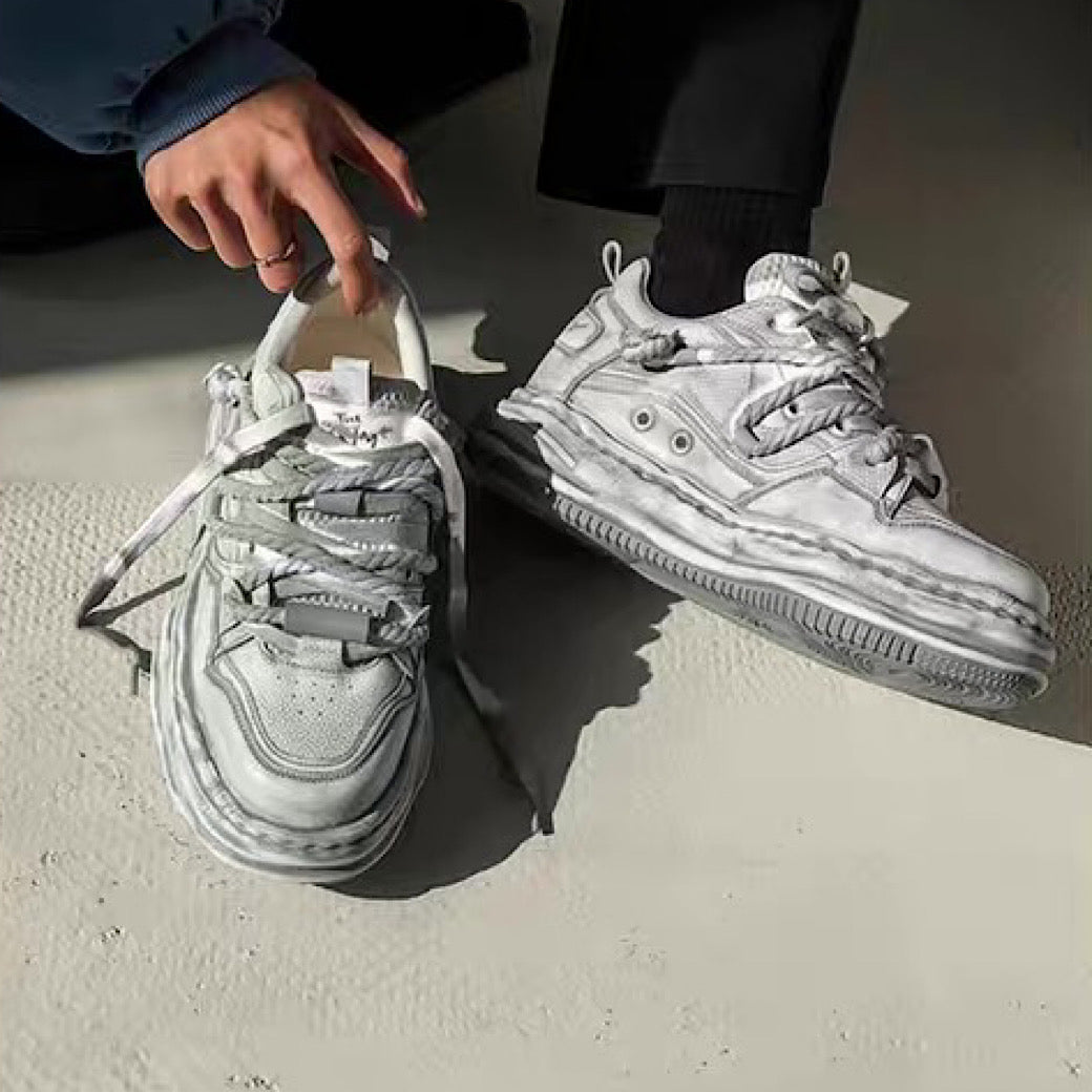 Gray stained design platform sneakers