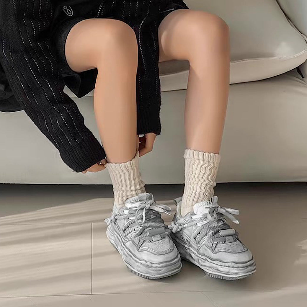 Gray stained design platform sneakers