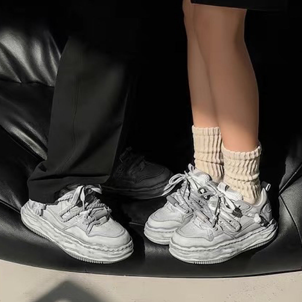 Gray stained design platform sneakers