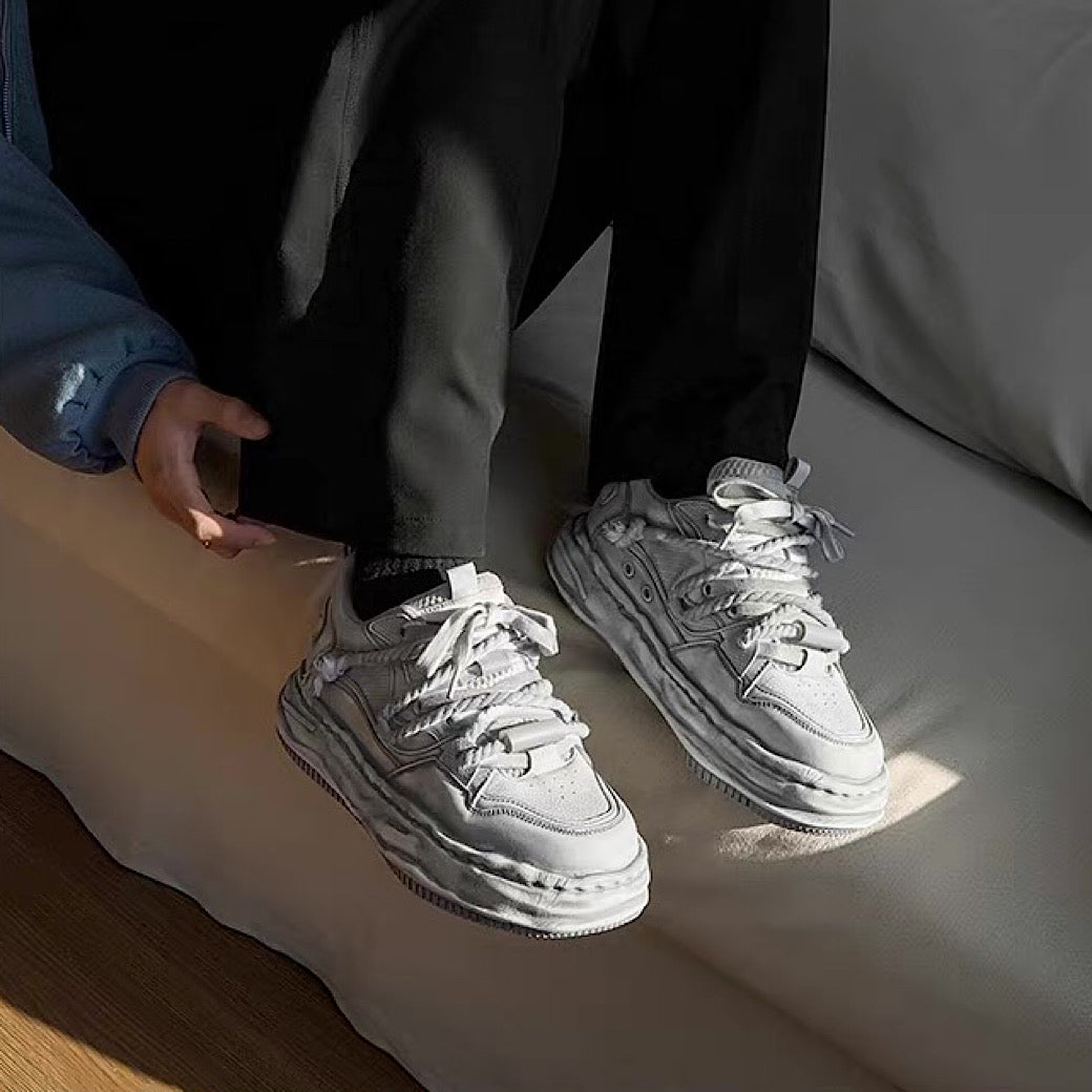 Gray stained design platform sneakers