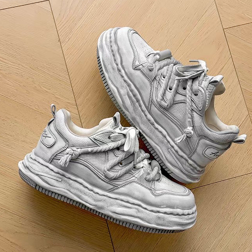 Gray stained design platform sneakers