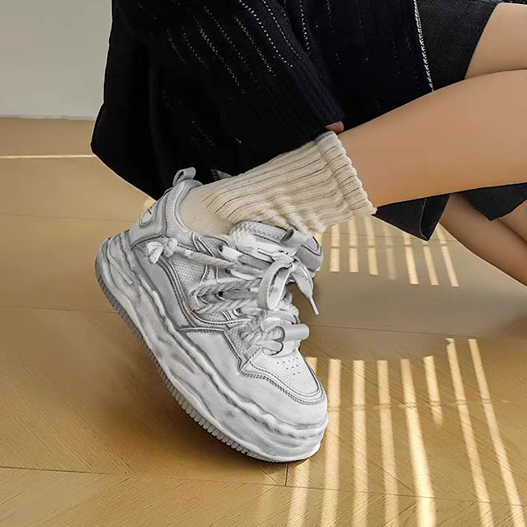 Gray stained design platform sneakers