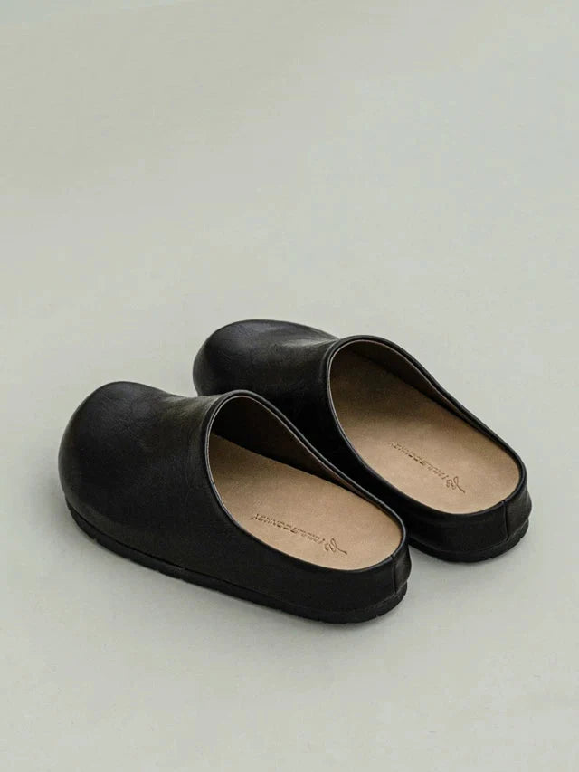 Minimalist Closed‑Toe Lounge Clogs