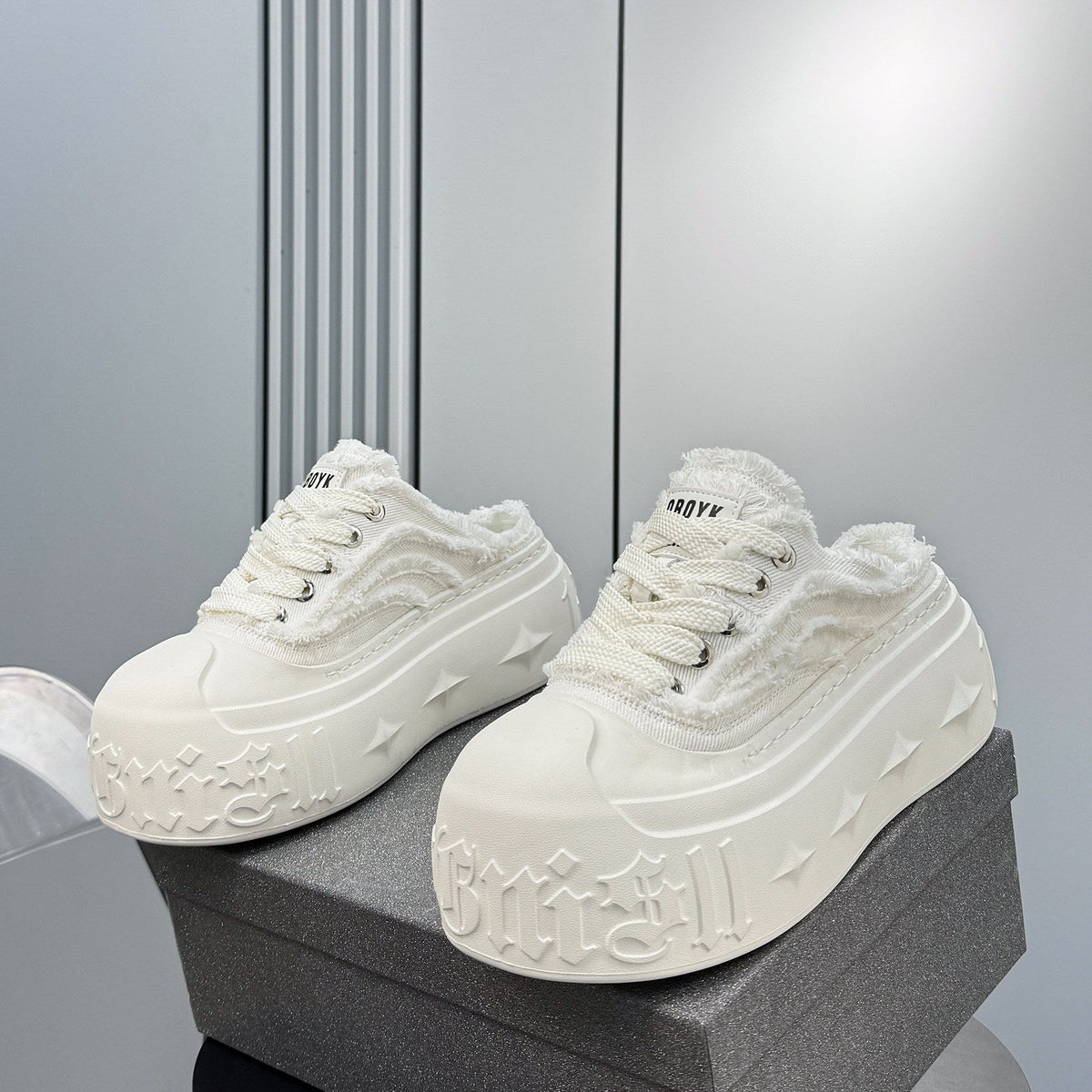 Damage Platform Thick Sole Slip-On Shoes WN24675