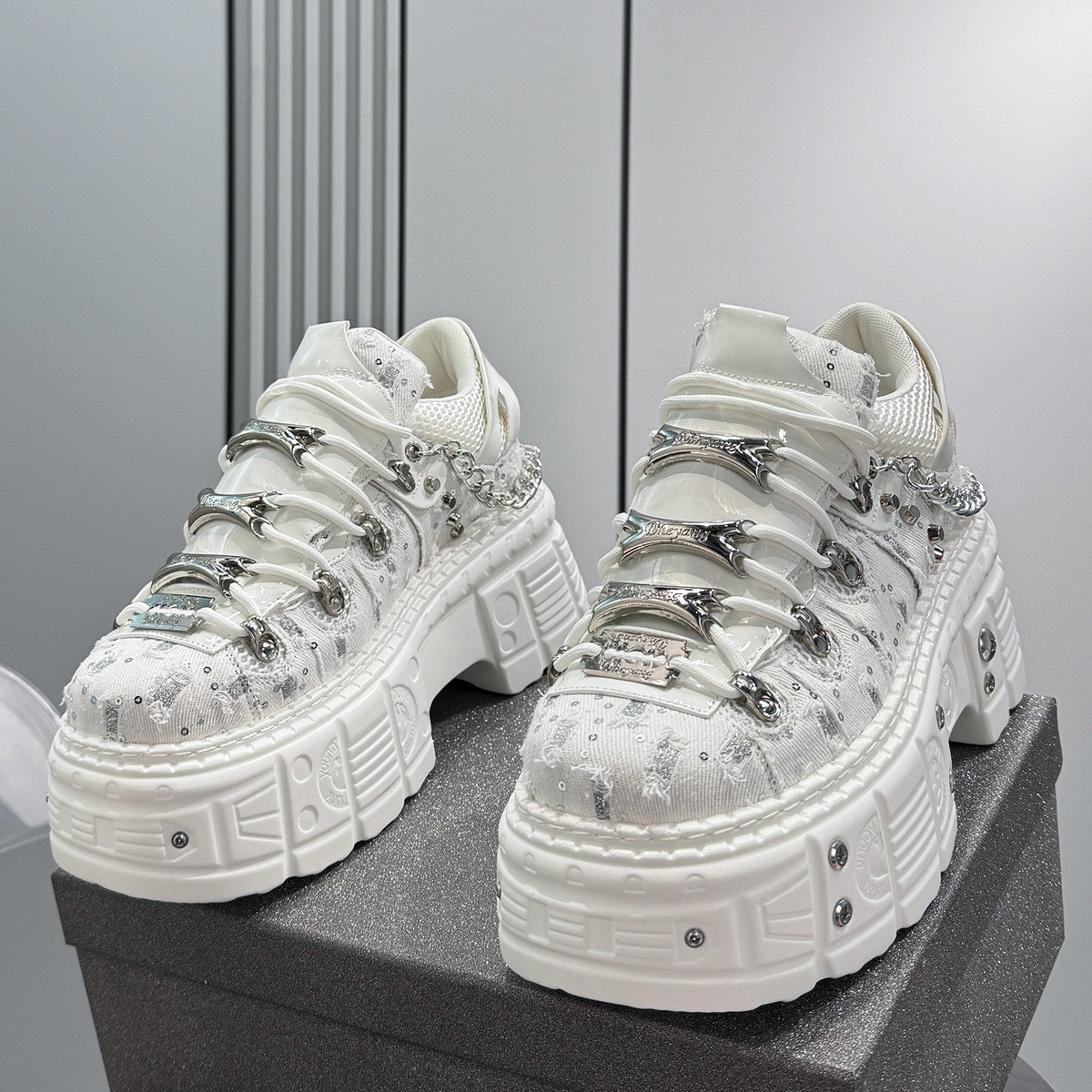 Chain Studs Damage Platform Sneakers WN24643
