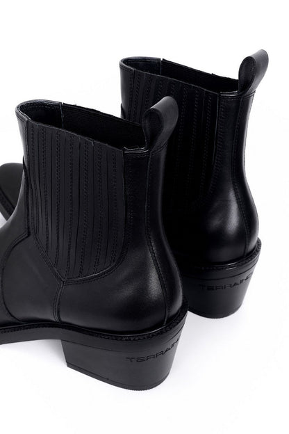 Calfskin Pointed Chelsea Boots