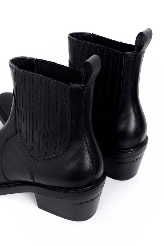 Calfskin Pointed Chelsea Boots