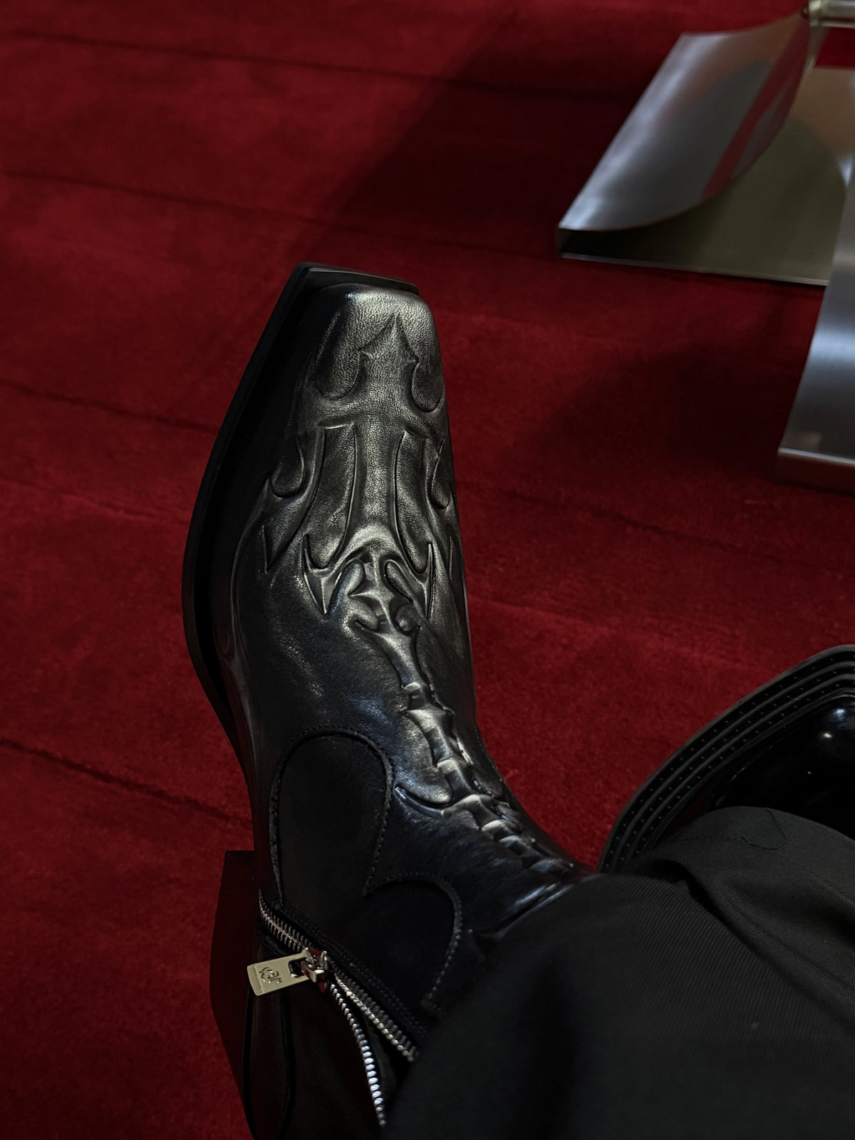 Embossed Spine First Layer Cowhide Chelsea Boots