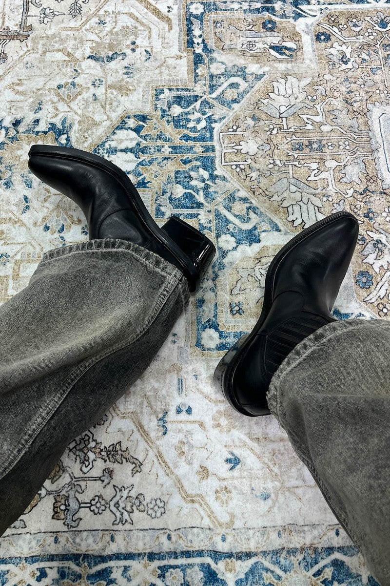 Calfskin Pointed Chelsea Boots