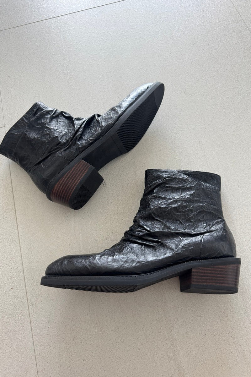 Wrinkled Pointed Chelsea Boots