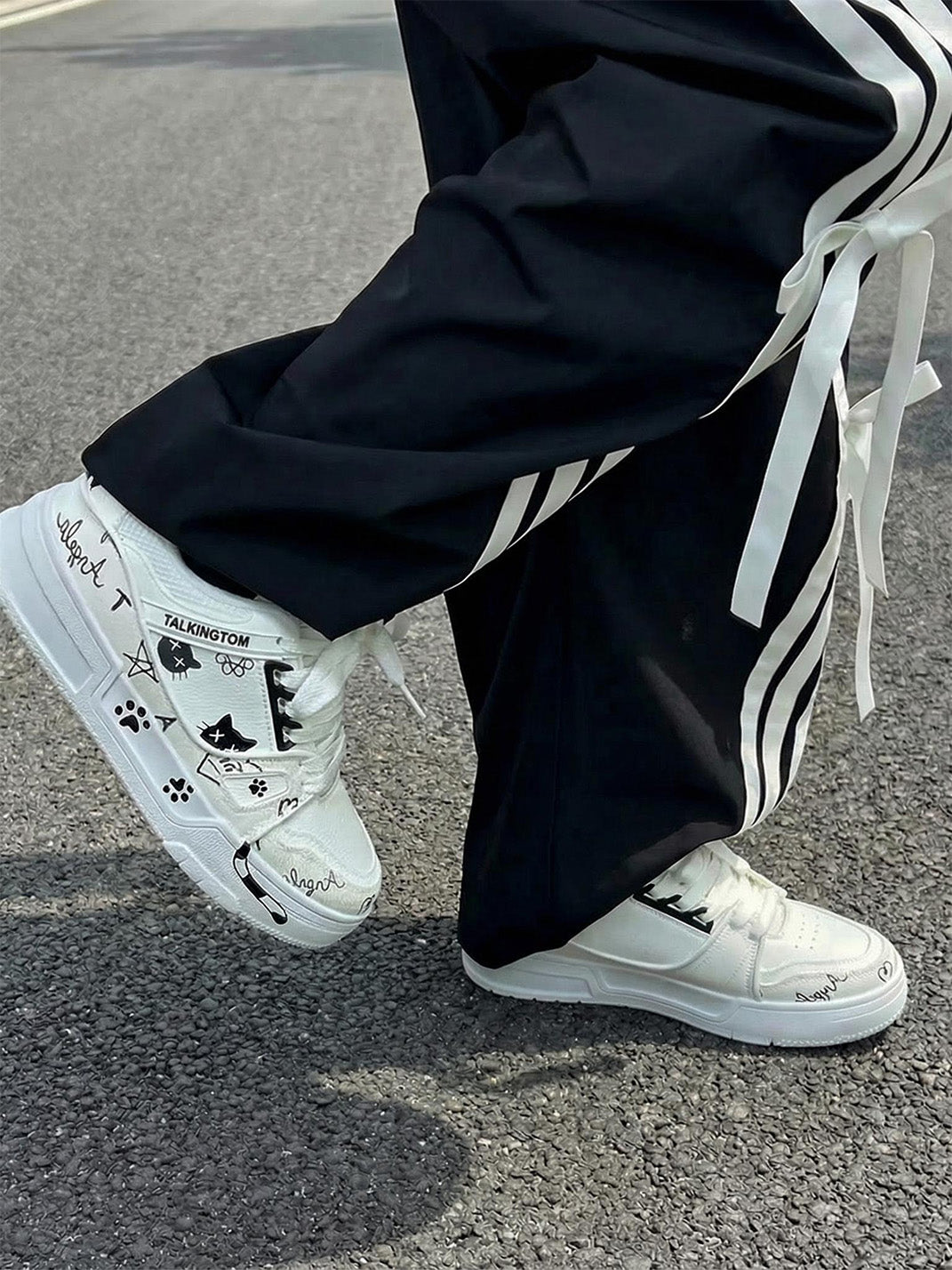 Anime Cat Graphic Low-Top Sneakers