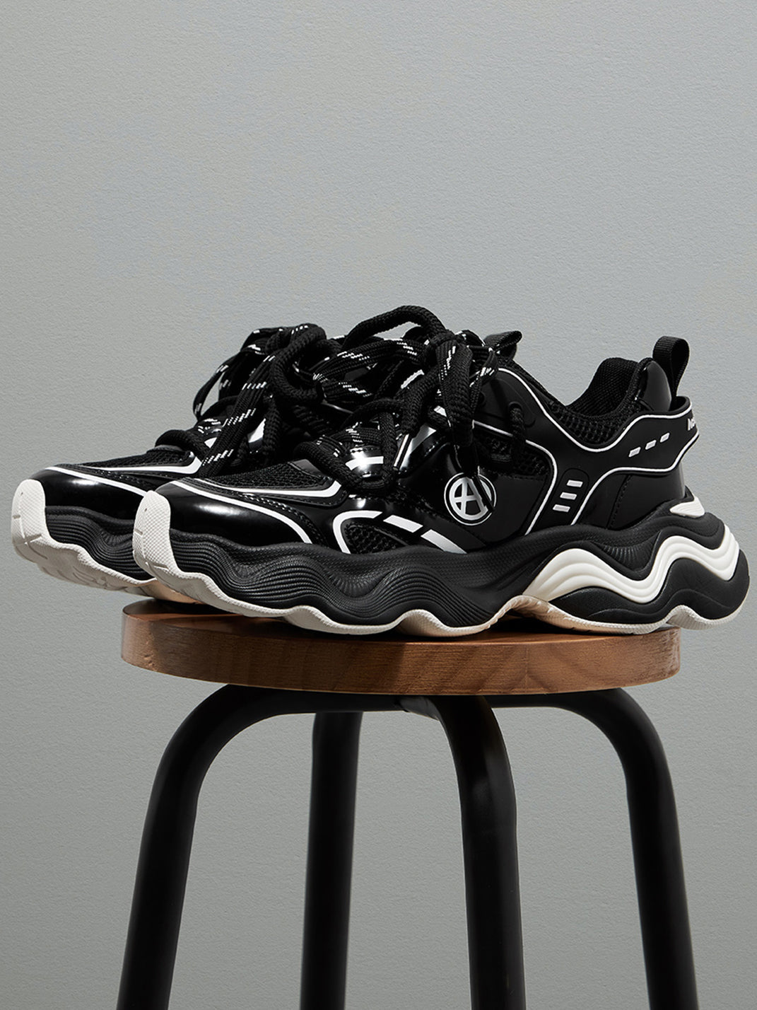 Black Wave-Sole Chunky Dad Sneakers