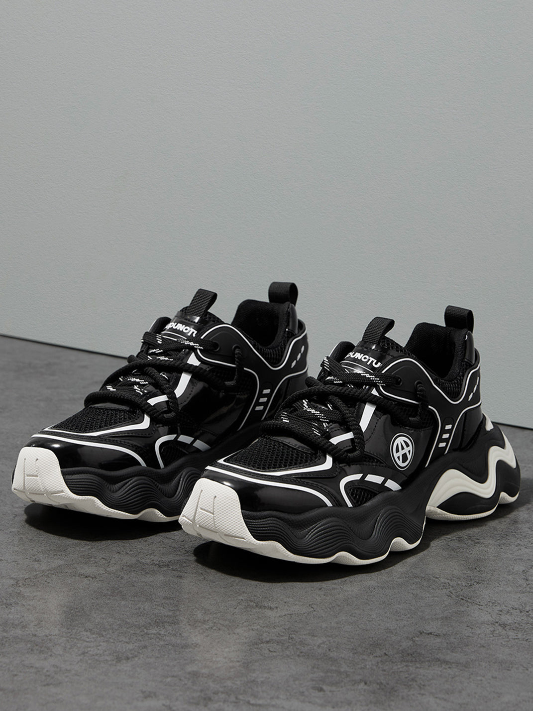 Black Wave-Sole Chunky Dad Sneakers