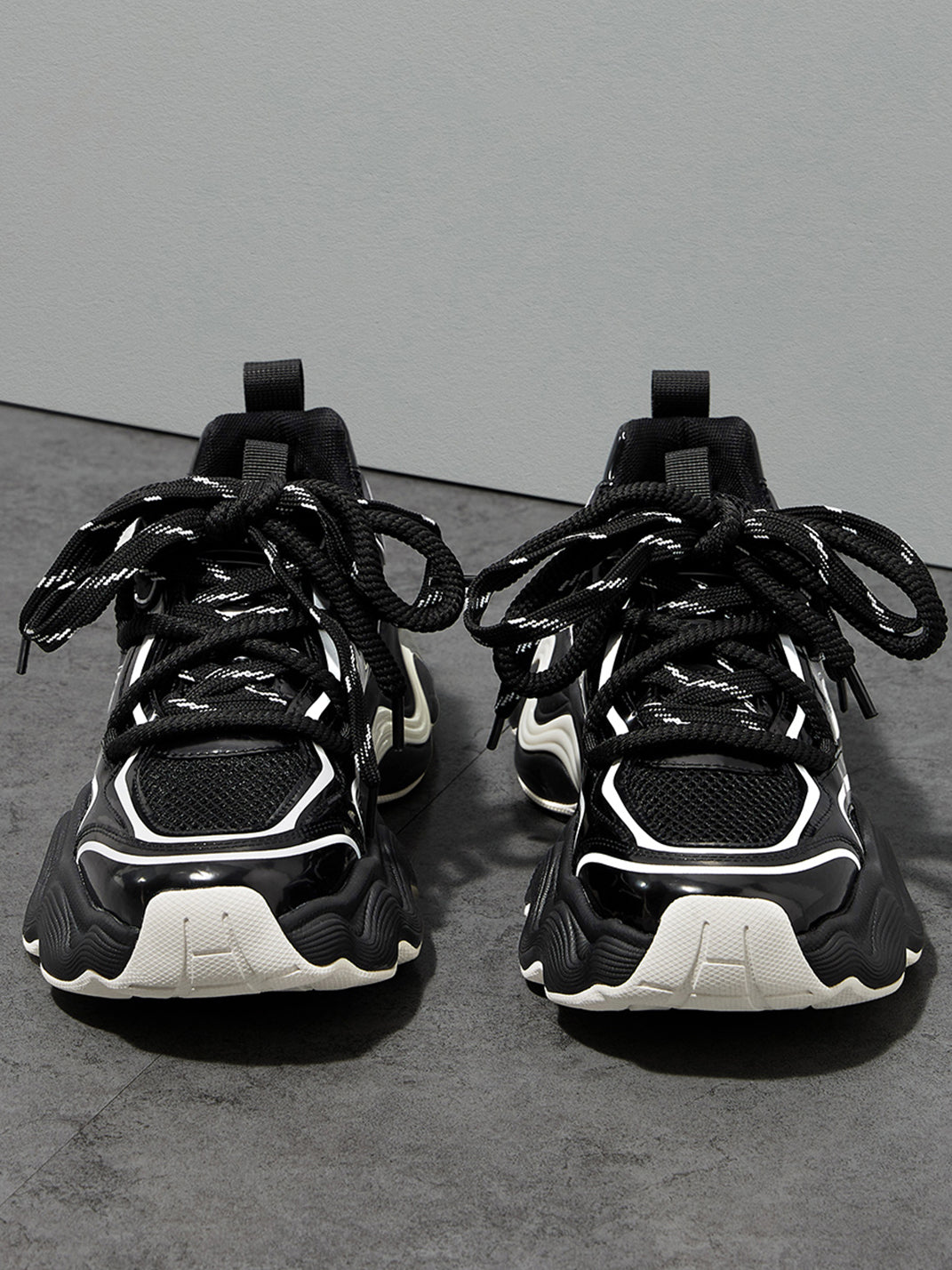 Black Wave-Sole Chunky Dad Sneakers