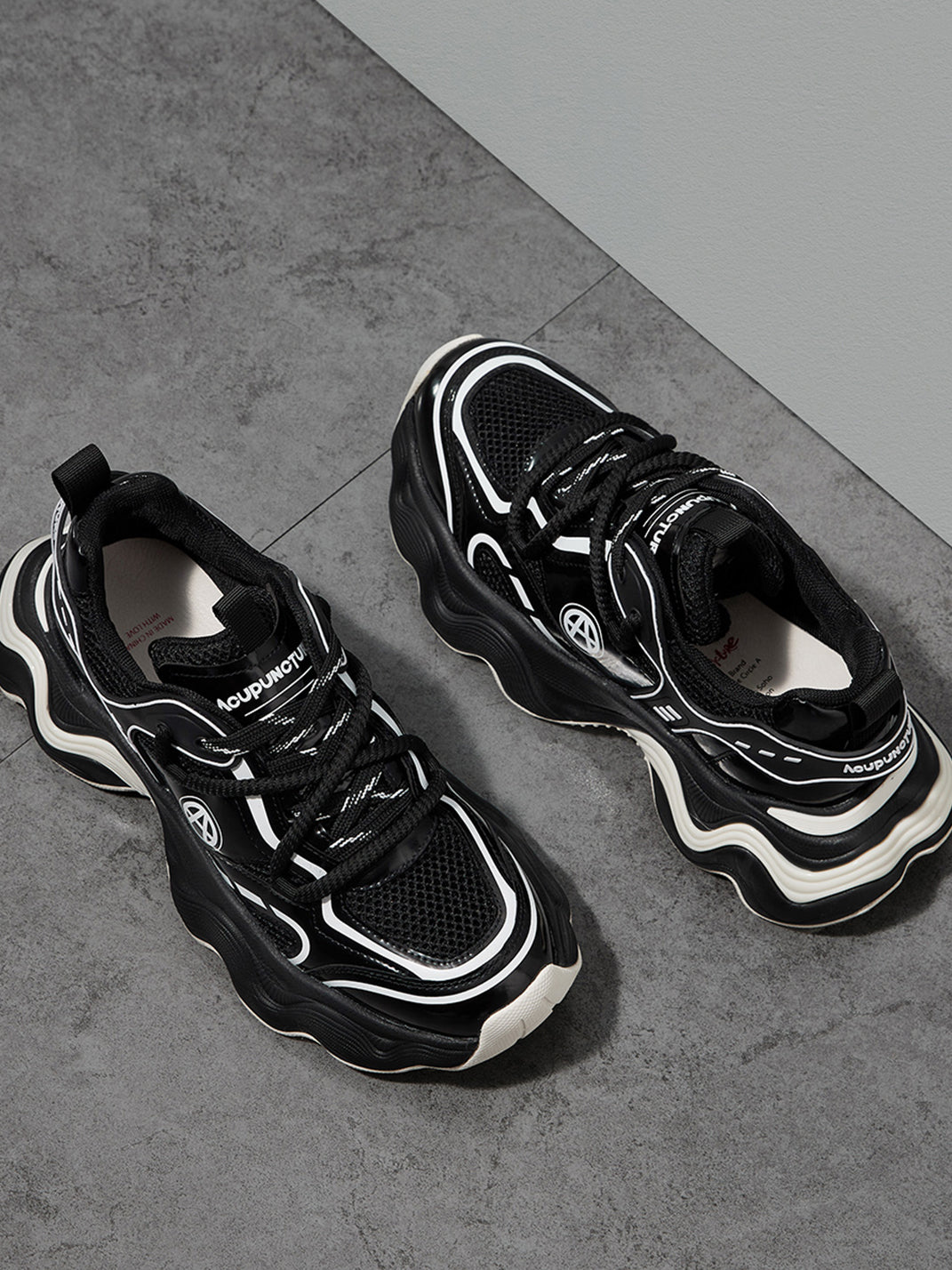 Black Wave-Sole Chunky Dad Sneakers