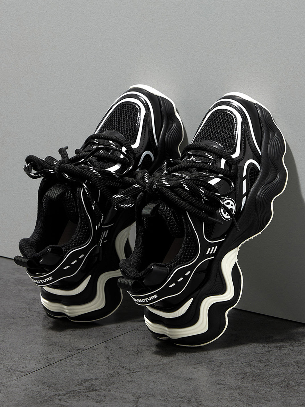 Black Wave-Sole Chunky Dad Sneakers