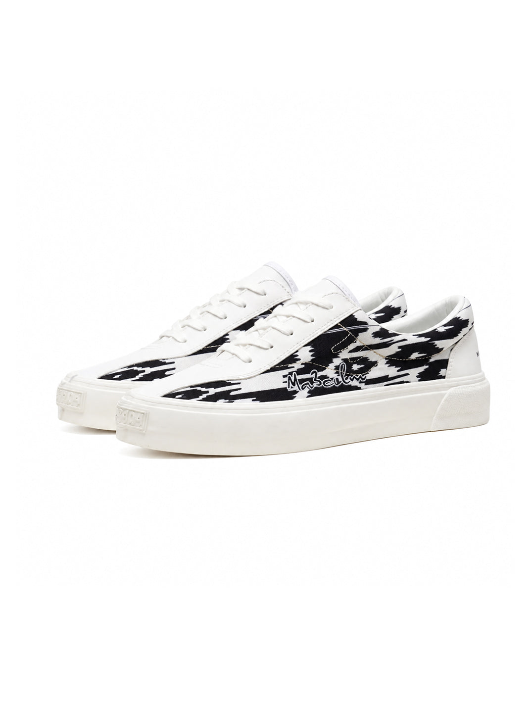 Etles Graphic Low-Top Skate Shoes