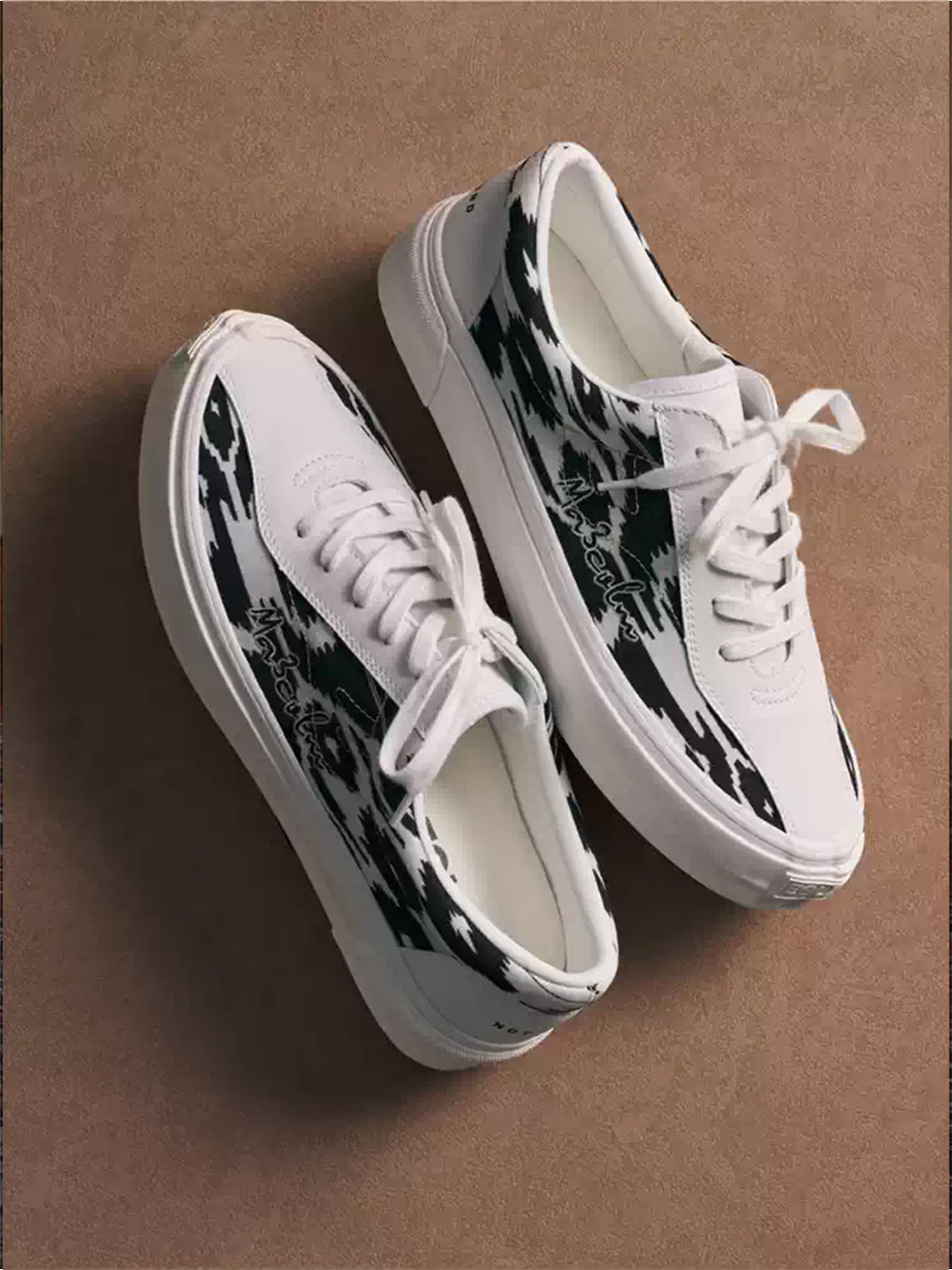 Etles Graphic Low-Top Skate Shoes