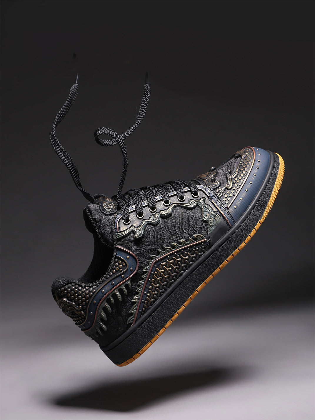 Black Dragon-Scale Gum-Sole Low-Top Sneakers